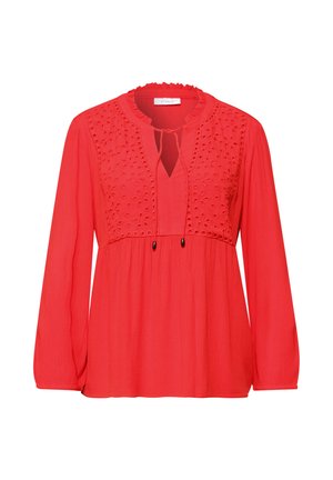 Punainen pitkähihainen pusero, jossa on rintapuolella reikäommeltu kukkakirjailu, pyöreä röyhelökaulus etukiristysnyörillä ja löysä, laskeutuva malli.