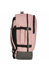 Sac à dos en tissu rose avec un fond gris, doté de bretelles et de fermetures éclair noires, d'une poche latérale en maille, et d'un dos rembourré pour le confort.