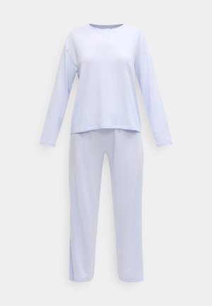 Ensemble de vêtements d'intérieur violet clair comprenant un haut à manches longues avec un col henley et un pantalon assorti. Tissu doux et lisse avec une coupe décontractée.