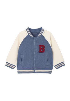 Blaue und cremefarbene Zip-Jacke mit einem roten Stoff-Patch in Form eines "B". Verfügt über einen gestreiften Rippkragen und -bündchen, seitliche Taschen und eine samtige Textur.