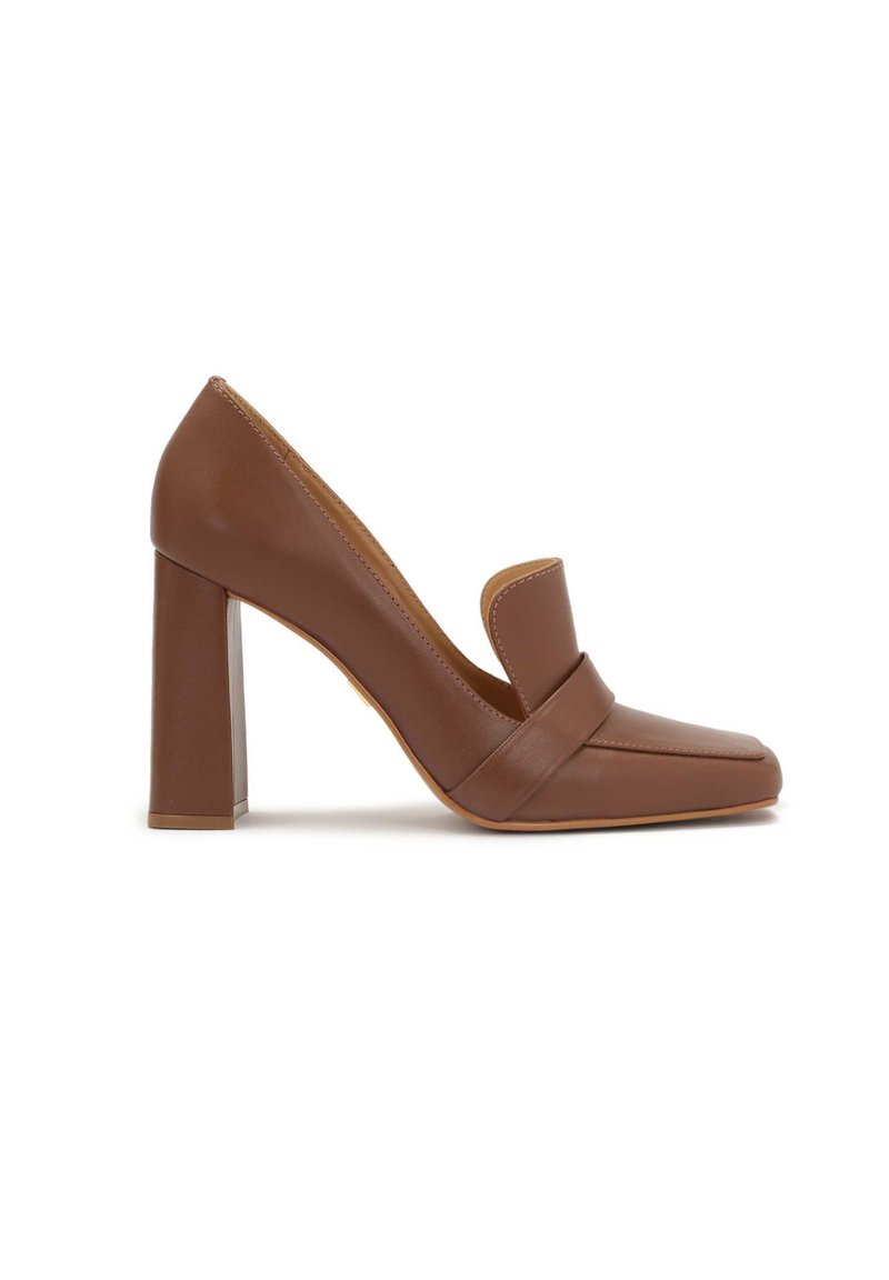 Scarpa con tacco alto in pelle marrone, con punta quadrata e una larga fascia sulla parte anteriore. Il tacco è a blocco e solido.