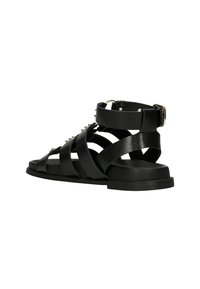 Černé kožené sandály s vícero horizontálními pásky a robustní podrážkou, se sponou a kovovými detaily na přední straně.