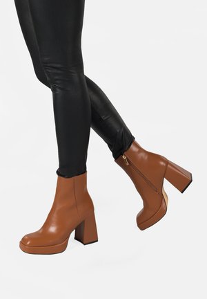 Enkellaarsjes met plateauzool - brown