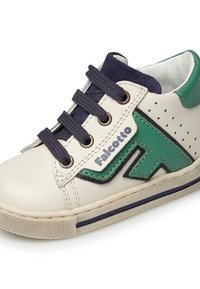 Sneaker in pelle bianca con accenti verde e navy, caratterizzata da dettagli perforati e lacci navy, con il marchio "Falcotto" di lato.