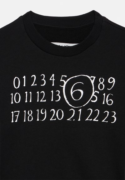 Felpa nera con numeri bianchi da 0 a 23 stampati in righe, con il numero 6 evidenziato al centro da un cerchio.