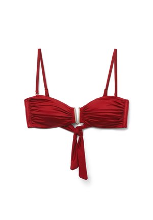 Červený horní díl bikin s nastavitelnými tenkými ramínky, nařasenými košíčky, kovovou sponou vpředu a detailem na zavázání visícím pod sponou.