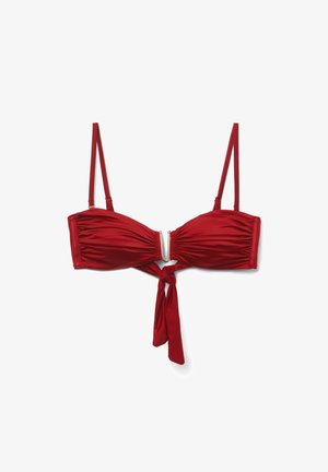 Červený horní díl bikin s nastavitelnými tenkými ramínky, nařasenými košíčky, kovovou sponou vpředu a detailem na zavázání visícím pod sponou.