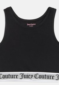 Čierny skrátený top s ramienkami a ružovým logom Juicy Couture na hrudi, bielym elastickým pásom na spodnej časti, na ktorom je čierny text Juicy Couture.