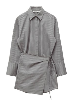 Szara sukienka-koszula z długim rękawem w pionowe prążki, z ostrym kołnierzem, szerokimi mankietami i asymetrycznym zawiązaniem w talii.