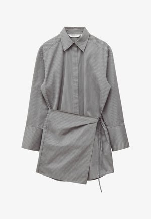 Szara sukienka-koszula z długim rękawem w pionowe prążki, z ostrym kołnierzem, szerokimi mankietami i asymetrycznym zawiązaniem w talii.
