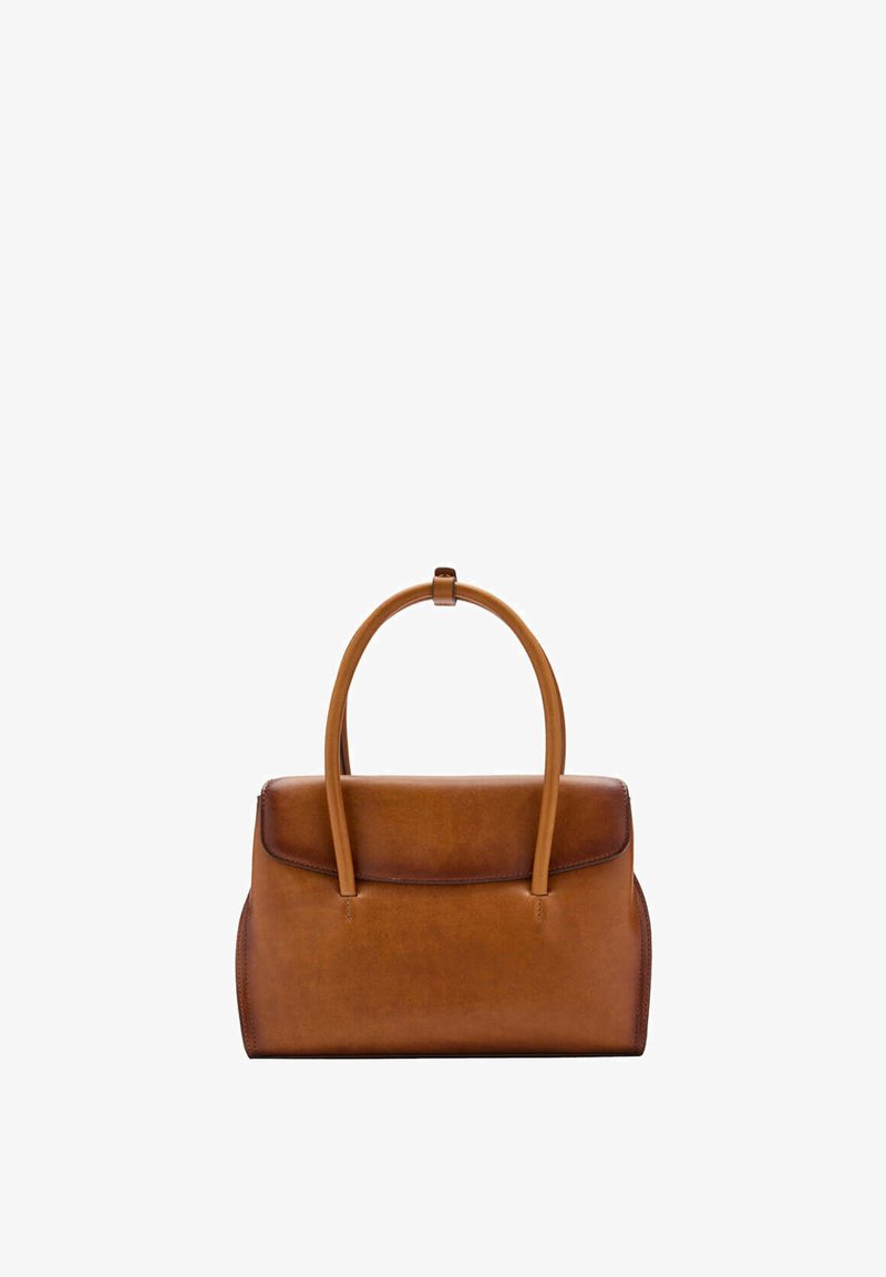 Sac à main en cuir marron avec deux poignées arrondies et une fermeture à rabat, présenté sur un fond blanc uni.