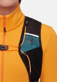 Gilet per idratazione con rete nera, tessuto teal con logo, dettagli arancioni e zip. Progettato per la corsa con spallacci regolabili.