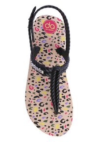 Chanclas negras con tiras retorcidas sobre una plantilla estampada que presenta manchas en tonos beige, rosa, amarillo y negro.