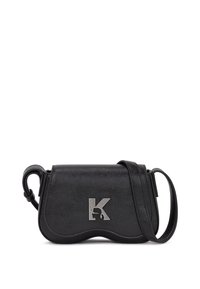 Bolsa crossbody em couro preto com um design curvado, apresentando um detalhe de logotipo metálico prateado e uma alça de ombro destacável.