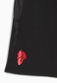 Sorte idrettsshorts med en teksturert sidelapp og en rød flamme logo nederst til venstre, med et glatt stoff og rene sømmer.