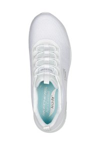 Zapatilla blanca Skechers con parte superior de tela texturizada, cierre de cordones, plantilla acolchada etiquetada como "Air-Cooled ArchFit" y acentos mínimos.