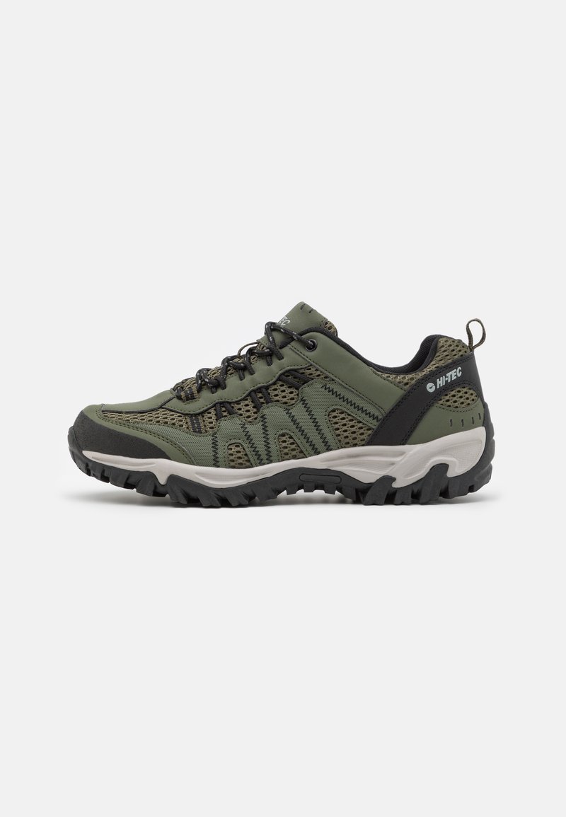 Scarpa da trekking con lacci di colore verde scuro, tomaia in rete, suola in gomma, dettagli testurizzati e particolari neri. Ideale per attività all'aperto.