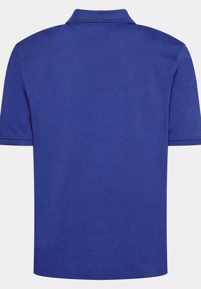 Polo shirt blu realizzato in misto cotone, con colletto classico e maniche corte. Texture liscia senza motivi o dettagli visibili.