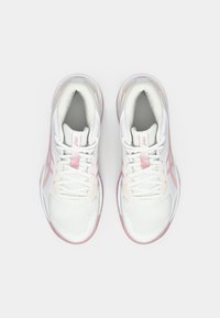 Ζευγάρι λευκών και ανοιχτό ροζ αθλητικών παπουτσιών ASICS με κορδόνια, σε θέα από πάνω σε απλό λευκό φόντο.