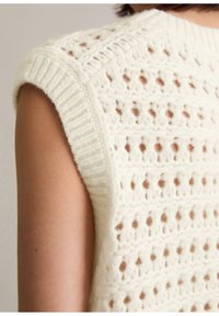 Gebreid mouwloos shirt in crème met textuur open kantpatronen, met ribbels aan de schouders en de zoom.
