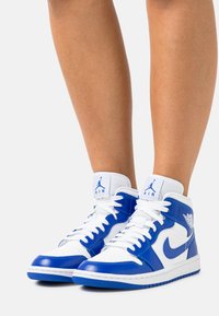 Jordan AIR JORDAN 1 MID - Sapatilhas de cano alto - white/hyper royal