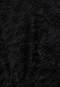 Schwarzer Kunstpelzstoff mit einer weichen, strukturierten Oberfläche, der unterschiedlich lange Fasern aufweist, die ein zotteliges Erscheinungsbild erzeugen.