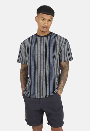 Korte mouwen shirt met een grijs en zwart gestreept patroon en blauwe accenten. De stof lijkt gestructureerd te zijn, met een ronde halslijn.