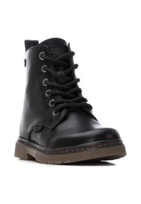 Botín de cuero negro hasta el tobillo con puntera redonda, parte frontal con cordones, ojales de metal y suela de goma texturizada. Cuenta con un lazo en la parte trasera para facilitar su uso.