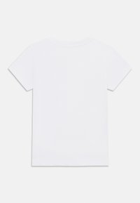 Λευκό κοντομάνικο μπλουζάκι, φτιαγμένο από απαλό βαμβάκι, με κλασικό στρογγυλό λαιμό και απλό σχέδιο, διαθέτοντας κανονική εφαρμογή και χωρίς διακοσμήσεις.