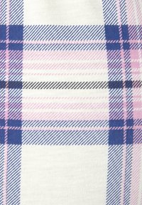 Geruite stof met witte, roze en blauwe lijnen die vierkanten en strepen vormen. Zachte textuur met een geweven uiterlijk.