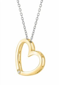 Náhrdelník s príveskom v tvare zlatého srdca s prázdnym dizajnom, ozdobený malým diamantovým akcentom, pripevnený na striebornom reťazci s očkami.