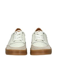 Sneakers in pelle bianca con dettagli in camoscio beige, punta rotonda, suola piatta in gomma marrone e dettagli traforati sulla punta.