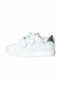 Sneaker bianco con dettagli in pizzo e accenti metallici argentati. Caratterizzato da cinturini con chiusura a strappo e una suola testurizzata. Vista laterale.