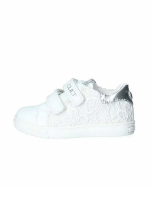 Sneaker bianco con dettagli in pizzo e accenti metallici argentati. Caratterizzato da cinturini con chiusura a strappo e una suola testurizzata. Vista laterale.