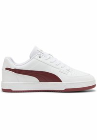 Valged tossud maroon PUMA triibuga, valmistatud siledast nahast. Omab madalat disaini, paeltega sulgemist ja tekstureeritud kummist välistalu.
