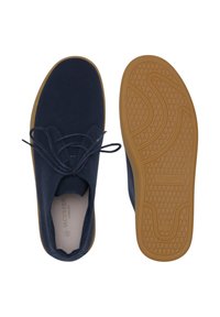 Zapatos de ante azul marino con punta redonda, diseño de cordones y suela de goma texturizada en color marrón con un patrón de panal. Etiqueta interior visible.
