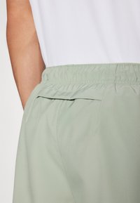 Nike Performance CHALLENGER - Športové šortky - jade horizon/medium olive/black/reflective silver