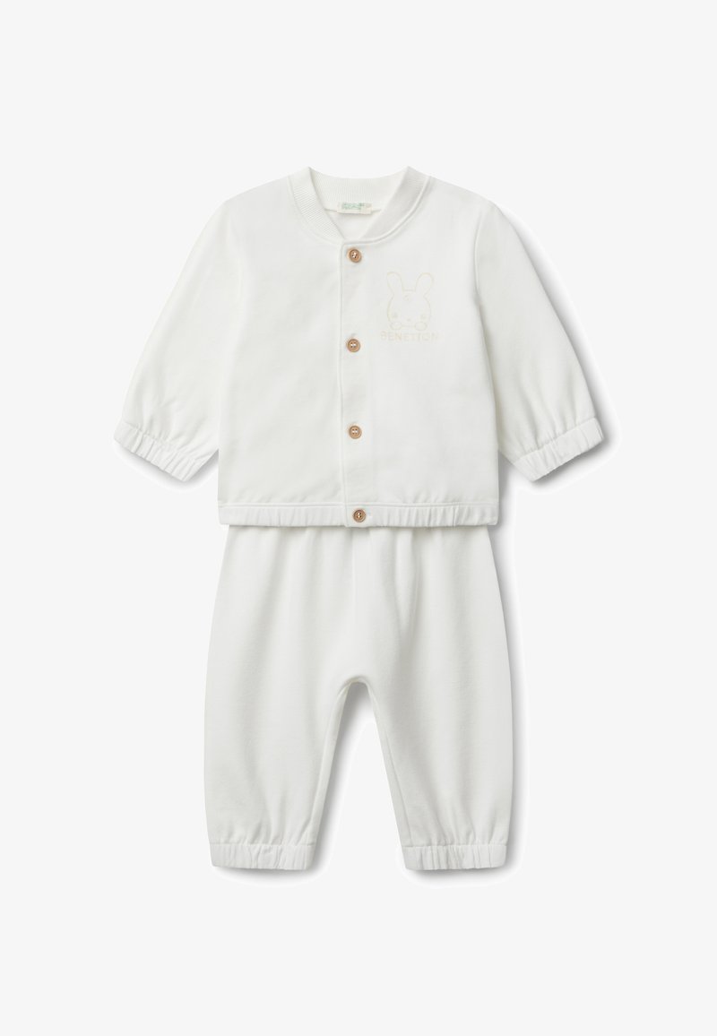 Ensemble pour bébé en deux pièces de couleur blanche, comprenant une veste à boutons-pression avec des poignets élastiques et un pantalon avec une taille élastique assortie. Détails brodés de lapin.