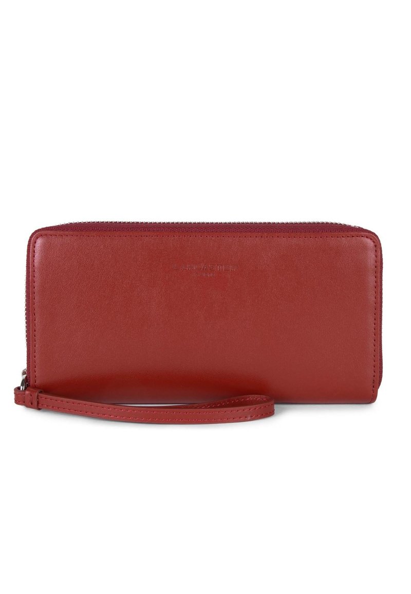 Portafoglio rosso in pelle con una superficie liscia, chiusura a zip e un cinturino da polso. Presenta un marchio impresso sulla parte anteriore.
