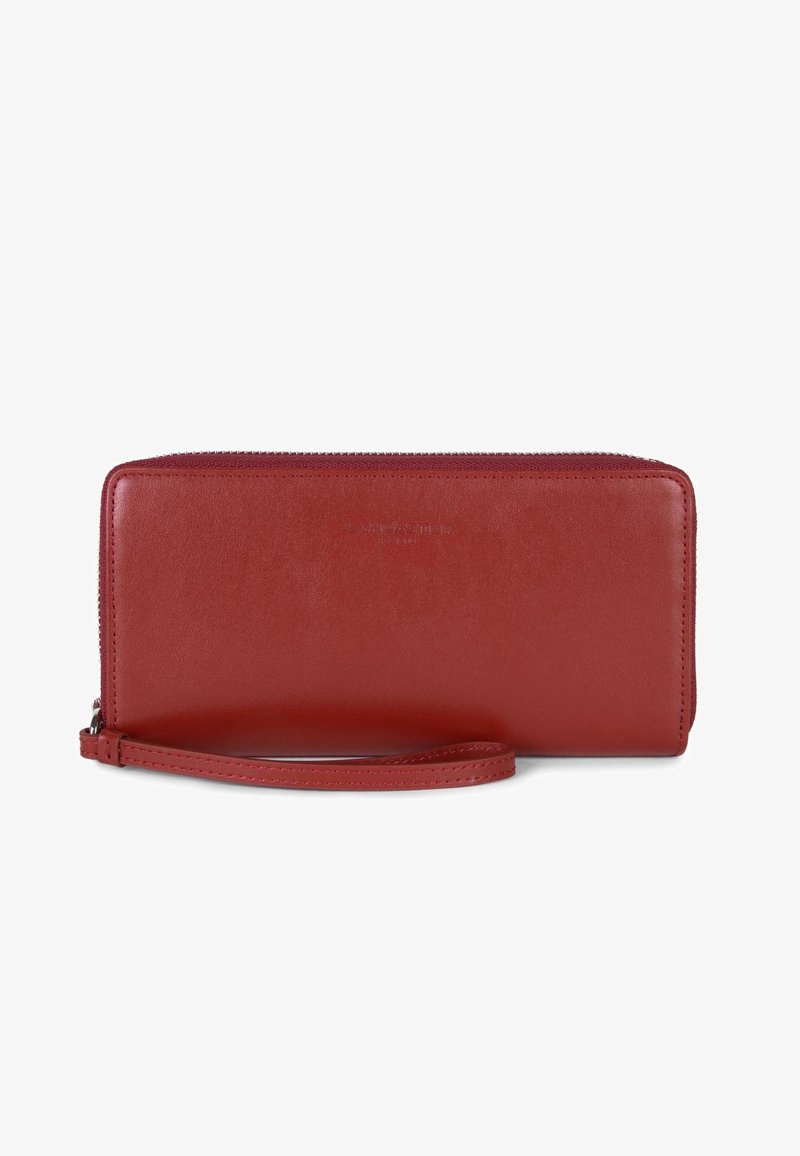 Portafoglio rosso in pelle con una superficie liscia, chiusura a zip e un cinturino da polso. Presenta un marchio impresso sulla parte anteriore.
