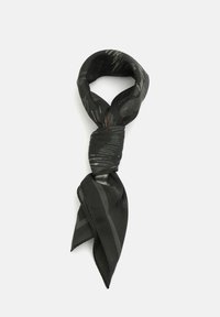Sciarpa di seta nera annodata a loop, con sottili motivi grigi. Texture liscia con estremità appuntite e bordi cuciti.