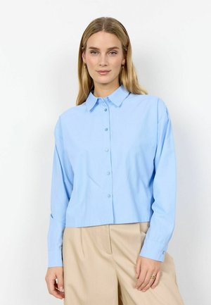 Hellblaues, langärmliges Hemd aus glattem Stoff mit Knöpfen, ausgestattet mit spitzem Kragen und dezenten vorderen Knopfverschlüssen. Schlichtes Design, taillierter Schnitt.