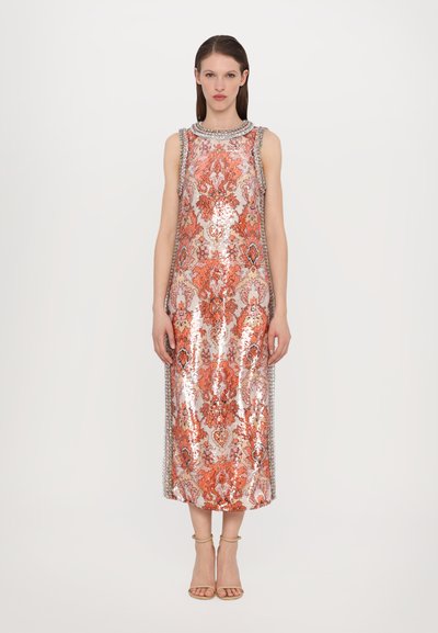 Rochie fără mâneci, până la genunchi, dintr-un material cu paiete portocalii și roz, cu model floral complex și detalii de gât cu mărgele.