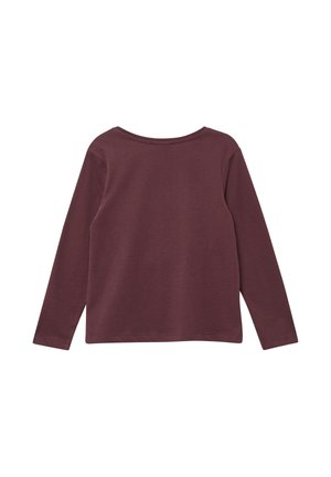 Camisa de manga larga en un burdeos profundo, hecha de suave algodón. Presenta un escote redondeado y una textura suave con detalles de costura a lo largo de los bordes.