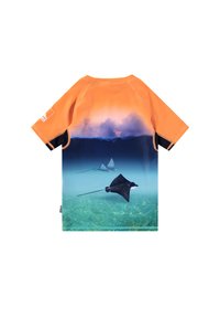 T-shirt a maniche corte di colore arancione e blu scuro con stampa di una razza marina; presenta un gradiente che va dal blu all'arancione e cuciture piatte.