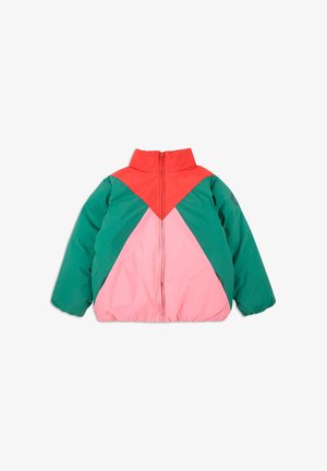 Puffermantel mit einem grünen Körper, der rosa und roten winkligen Farbblöcken verziert ist, hohem Kragen, mittigem Reißverschluss und elastischem Saum.