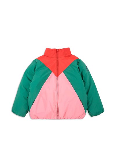 Doudoune avec un corps vert, ornée de blocs de couleur angulaires rose et rouge, col montant, fermeture éclair centrale et ourlet élastique.