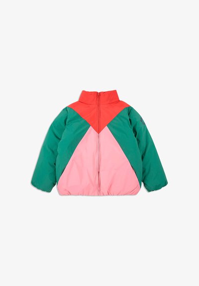 Chaqueta tipo puffa con un cuerpo verde y bloques de color angulares en rosa y rojo, cuello alto, cierre central con cremallera y dobladillo elástico.