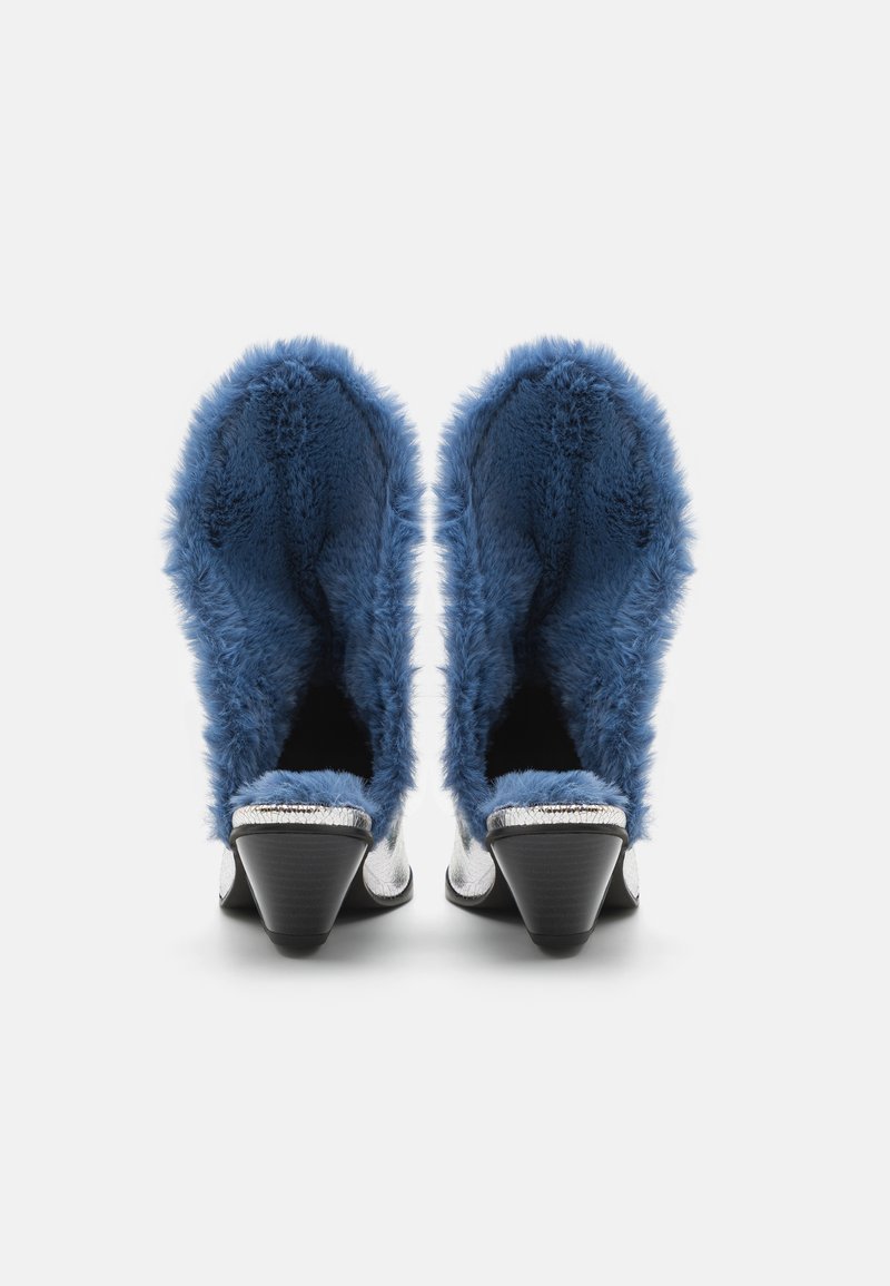 Blå fuskpälsankelstövlar med konisk svart klack, silverdetaljer och en mjuk inre textur, med öppen bakdesign.