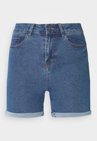 Shorts de mezclilla en azul oscuro con puños enrollados en azul claro. Presentan un cierre de botón en la parte frontal y cinco bolsillos. Textura suave con un desvanecimiento mínimo.